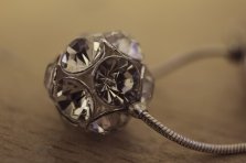 biżuteria z perłami i kolczyki z kryształami