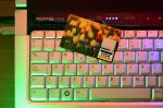 karta kredytowa leżąca na klawiaturze