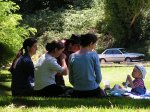 grupa ludzi na łonie natury, piknik